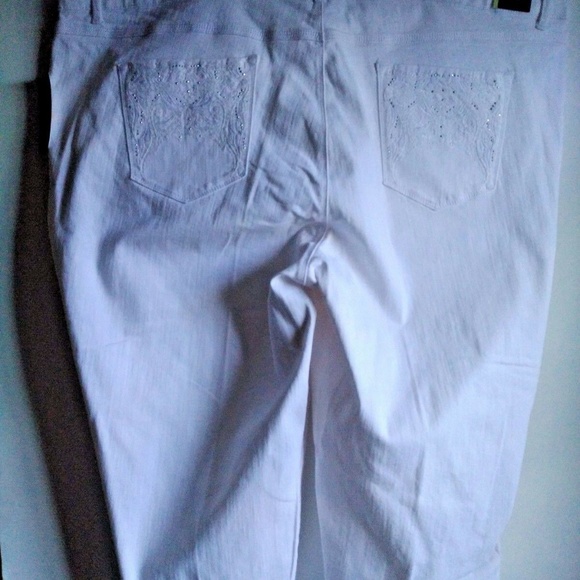 NWT Gloria Vanderbilt JORDYN Capris 24W stretch white embroidered pockets 24W - Picture 6 of 8